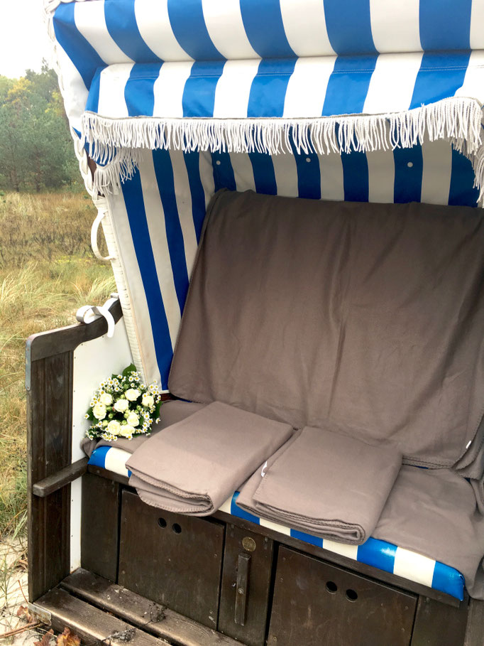 Der "Hochzeitsstrandkorb" mit blau-weißen Streifen und Blumen-Bouquet