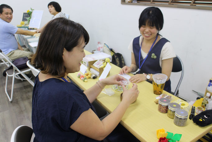 関西からかけつけてくれた久保山アロマコラージュセラピスト。バスソルトで出展。