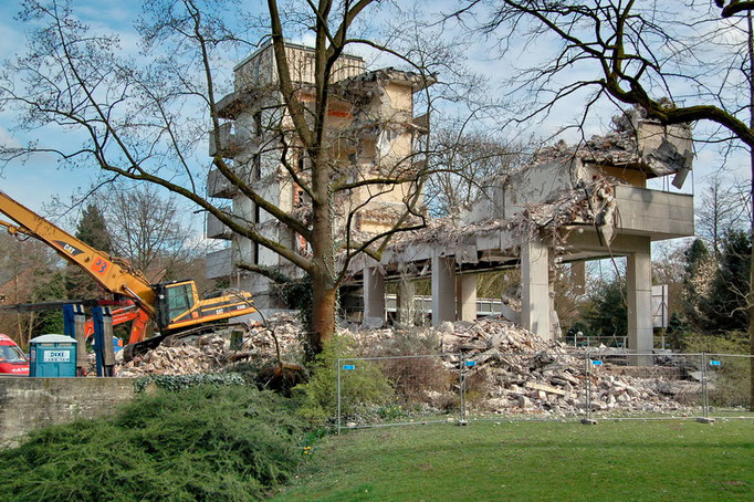 Abriss der alten Hotelfachschule im Botanischen Garten Rombergpark, Dortmund  (März 2008)