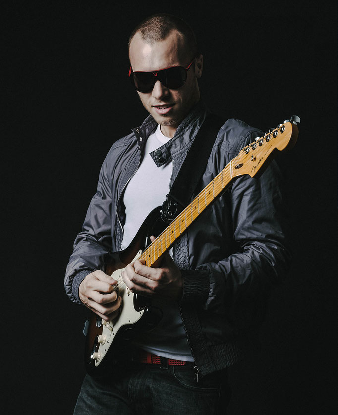 sänger und musiker mit gitarre portraitfotograf social media fotos 