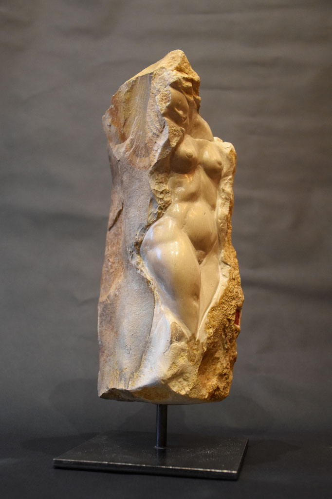 "La chatelaine nue" Taille directe. Pierre de Bourgogne et Granit. 29x13x13 (vendu)