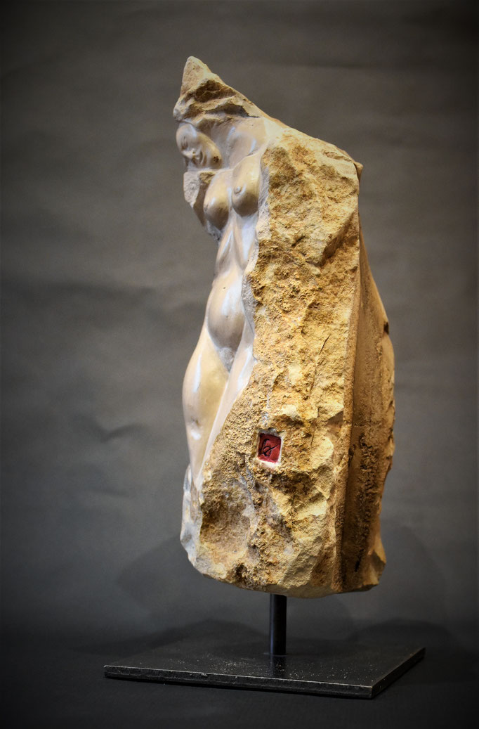 "La chatelaine nue" Taille directe. Pierre de Bourgogne et Granit. 29x13x13 cm (vendu)