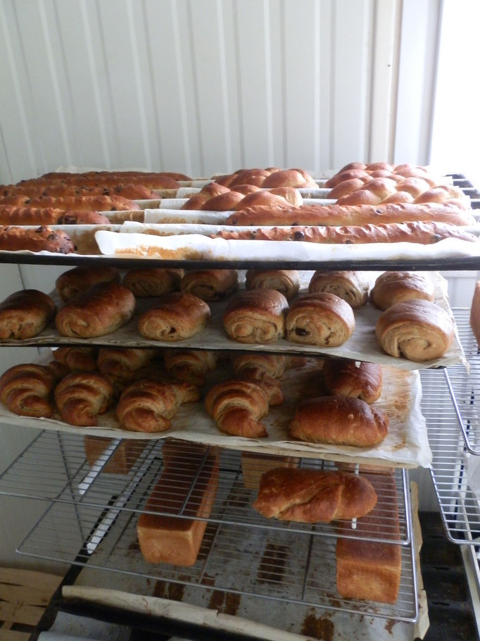 Croissants, chocolatines, pains aux chocolats et pains de mie.