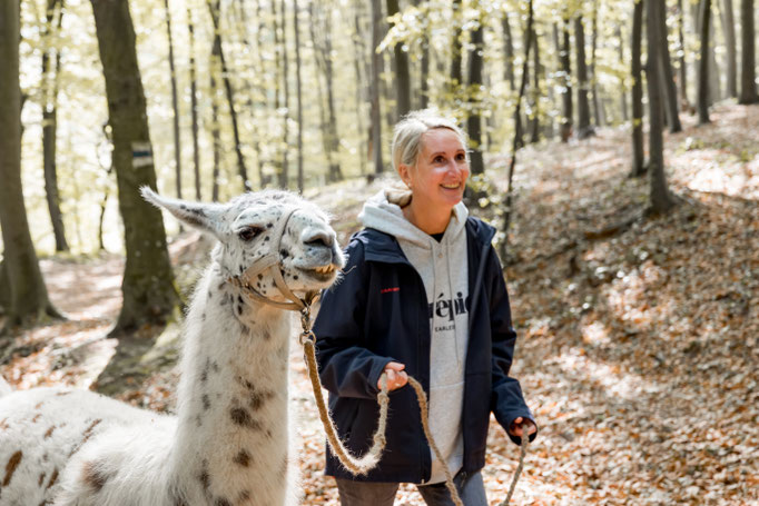 Frau mit Lama