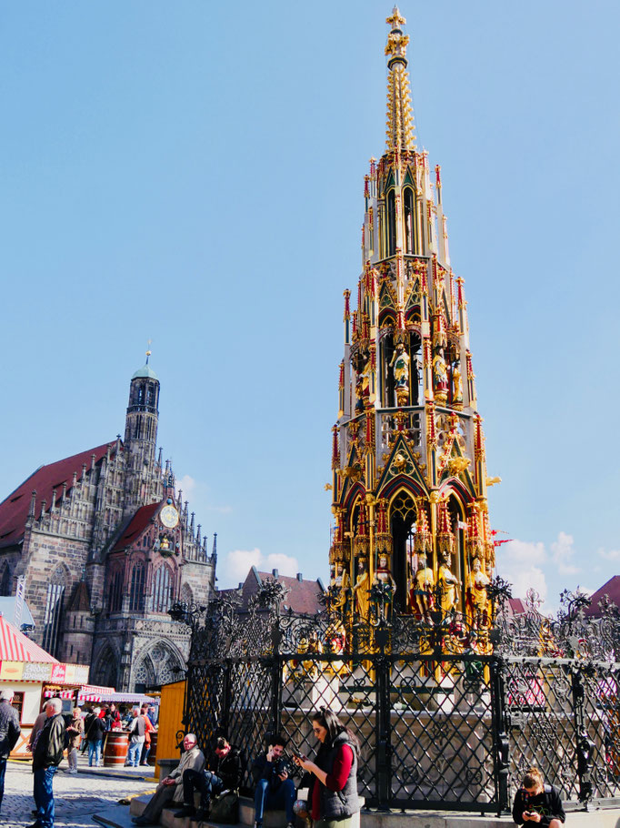 Der " Schöne Brunnen" in Nürnberg am Hauptmarkt Sehenswürdigkeiten Deutschland Nürnberg