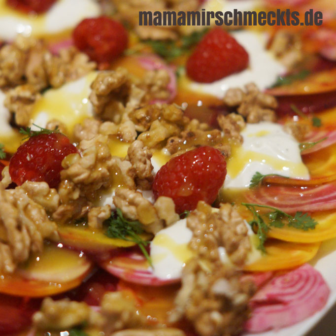 Bunte-Beete-Carpaccio mit Ziegenkäse und Walnussmantel