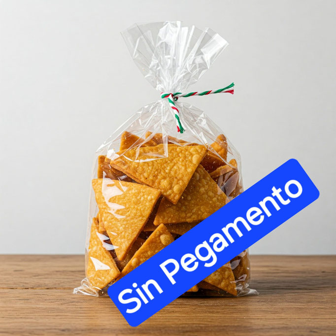 En una mesa de madera con un fondo blanco hay una Bolsa de celofán transparente de 20x30 cm sin adhesivo, ideal para empacar totopos, tostadas o chiles, cerrada con un cordón decorativo tricolor