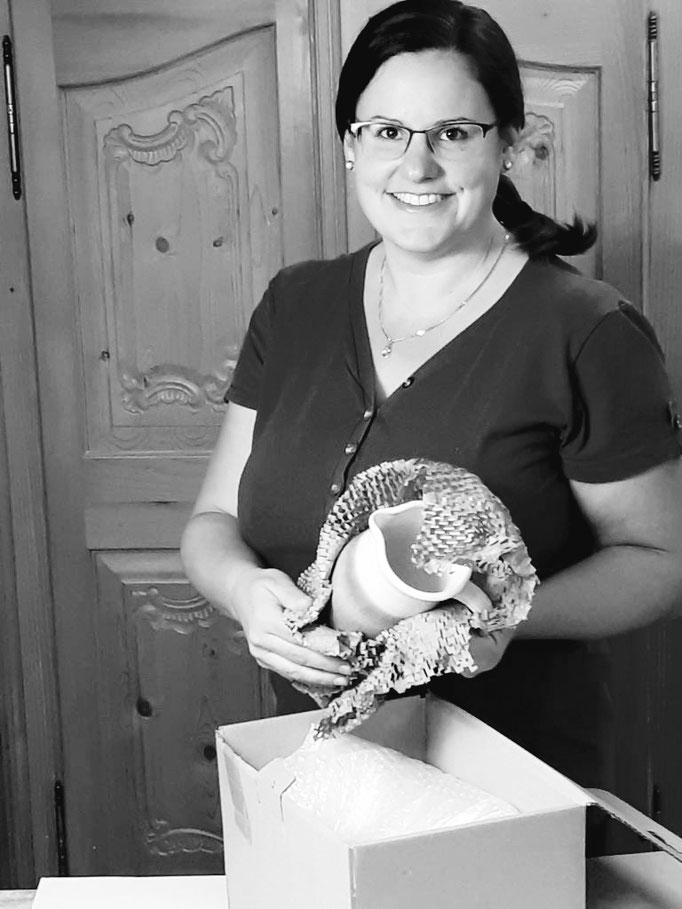 Christina verpackt Bestellung