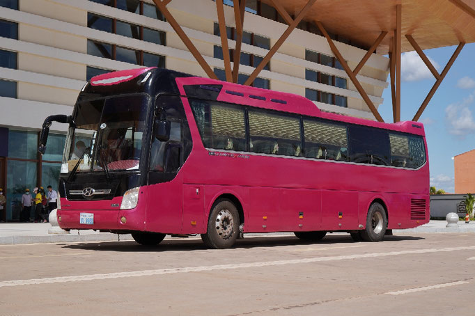 貸切バスで使われているヒョンデ・ユニバース。貸切バスは乗合バスよりも綺麗な車両が多い。