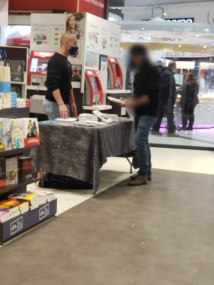 Daniel Ghost en présence de ses lecteurs. 2022