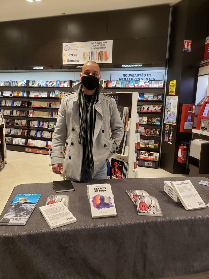 L'écrivain Daniel Ghost au Leclerc de Saint-Louis. 2022