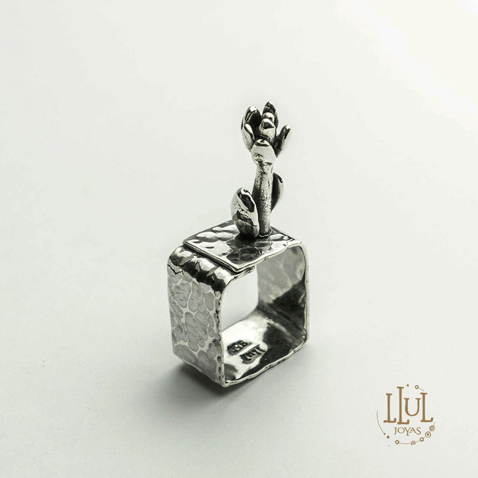 Anillo de suculenta hecho en plata 950.
