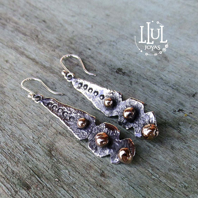 Aretes hechos a mano en plata 950 y cobre.