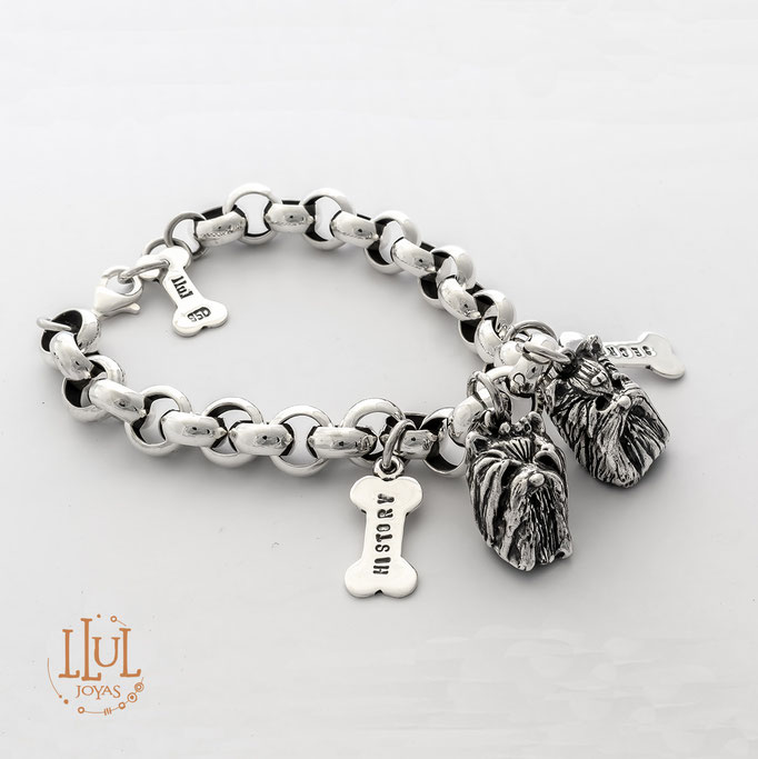 Pulsera hecha en plata 950, con los retratos de sus dos perros.