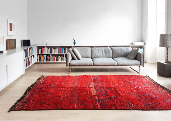 Roter Beni Mguild Teppich in einem Wohnzimmer