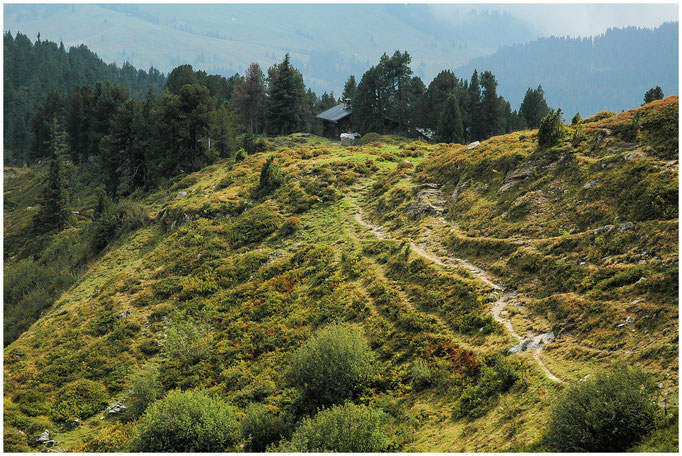 Am Übergang vom Tal der Emme ins Oberland, vom Kemmeriboden nach Habkern, nördlich der Bröndlisfluh, liegt die Hohganthütte des SAC Emmental im Naturschutzgebiet Hohgant-Seefeld.