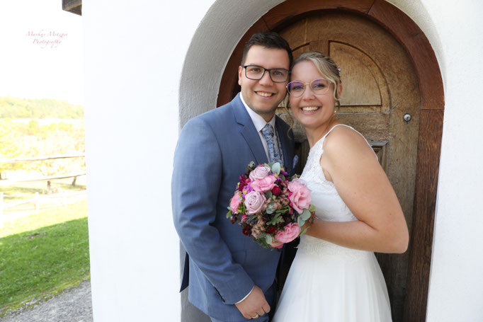 hochzeit in kleinaspach, rems murr kreis, landhaus, www.markus1.de, herbst 2022, brautpaar vor der kirche im andrea berg anwesen, sonnenhof, https://www.markus1.de