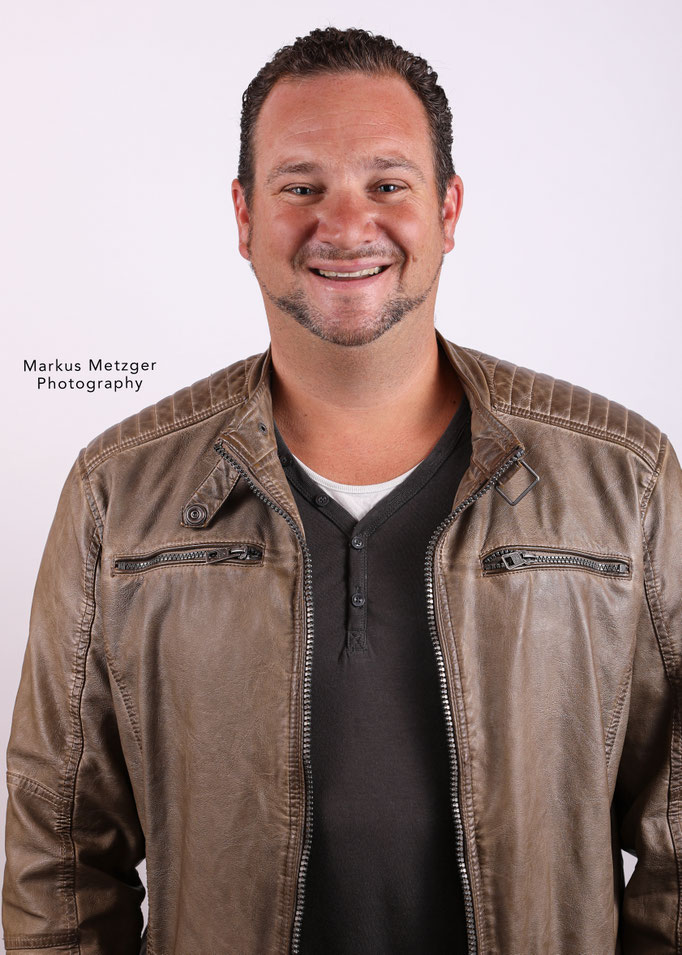 cooles Porträt vom Redakteur, Studio Männer Bild im Rems Murr Kreis, Welzheim, www.markus1.de, Fotograf Markus Metzger aus Alfdorf, https://www.markus1.de, www.markus1.de, Fotograf im Rems Murr Kreis 