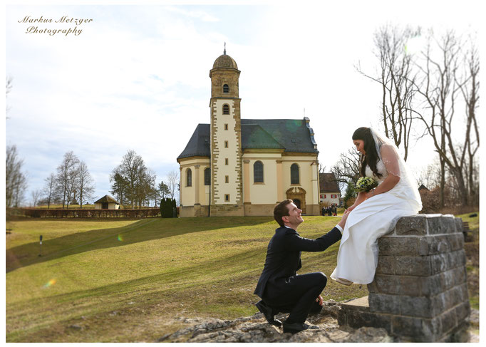 Hochzeit am Rechberg, Brautpaar aus Schwäbisch-Gmünd. Zu sehen: Foto der Hochzeit mit Heiratsantrag und Kirche, von Fotograf Markus Metzger aus dem Rems-Murr-Kreis, in Alfdorf. Homepage: https://www.markus1.de