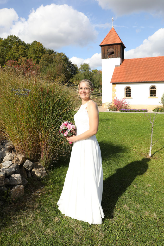 hochzeit in kleinaspach, rems murr kreis, landhaus, www.markus1.de, herbst 2022, braut vor kirche, andrea berg haus, sonnenhof, https://www.markus1.de