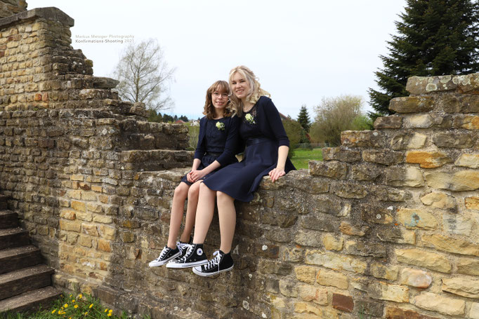 Konfirmation im rems-murr-kreis in welzheim, cooles foto, zeigt konfirmanten/innen auf dem Otskastell in welzheim sitzend beim Konfirmations-Shooting im Frühling, in welzheim, nähe schorndorf , fotos enstanden nach der kirche in freier natur 