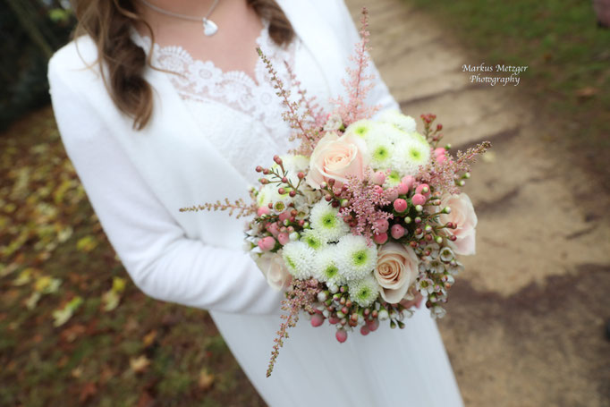 Brautstrauß Foto, Braut, https://www.markus1.de, markus, metzger, fotograf, rems murr kreis, Brautpaar vor Standesamt Alfdorf, Heiraten im Welzheimer Wald und standesamtliche Trauung