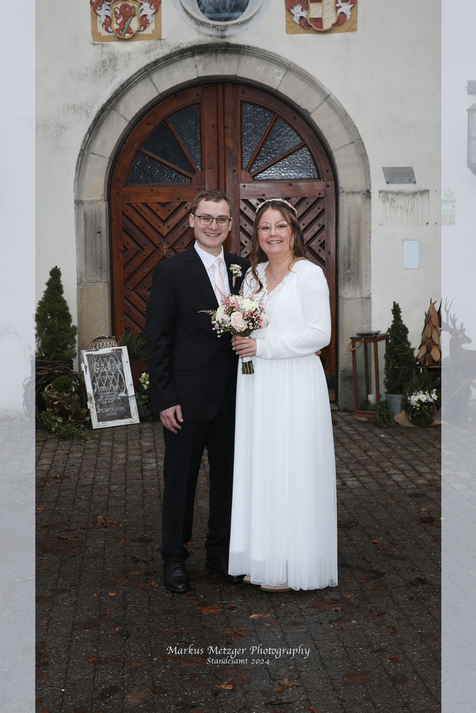 Heiraten im Standesamt, Rathaus Alfdorf, https://www.markus1.de, markus, metzger, fotograf, rems murr kreis, Brautpaar vor Standesamt Alfdorf, Welzheimer Wald Trauung