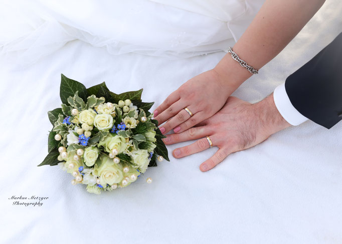 Hochzeit am Rechberg, Brautpaar aus Schwäbisch-Gmünd. Zu sehen: Foto der Hochzeit inklusive Brautpaar deren Hände und Brautstrauß , von Fotograf Markus Metzger aus dem Rems-Murr-Kreis, in Welzheim. Homepage: https://www.markus1.de