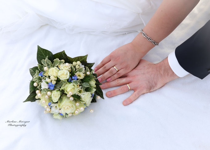Hochzeit am Rechberg, Brautpaar aus Schwäbisch-Gmünd. Zu sehen: Foto der Hochzeit inklusive Brautpaar deren Hände und Brautstrauß , von Fotograf Markus Metzger aus dem Rems-Murr-Kreis, in Welzheim. Homepage: https://www.markus1.de
