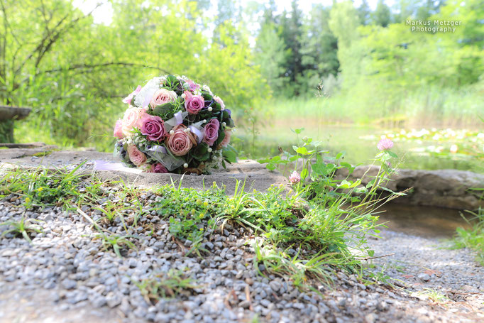 Heiraten, Hochzeit im Rems-Murr-Kreis, Althütte, Bühlhauweiher, Brautstrauß am See vom Brautpaar, Fotograf Markus Metzger, Sommer 2021, www.markus1.de