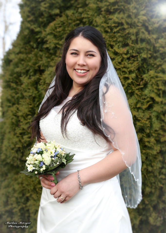 Hochzeit am Rechberg, Brautpaar aus Schwäbisch-Gmünd. Zu sehen: Foto der Braut mit Brautstrauß, von Fotograf Markus Metzger aus dem Rems-Murr-Kreis, in Alfdorf. Homepage: https://www.markus1.de
