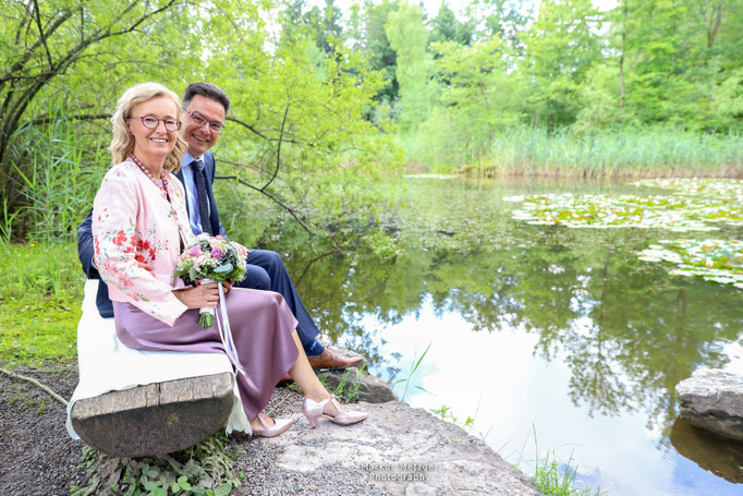 Hochzeit im Rems-Murr-Kreis, Brautpaar am See in Althütte am Bühlhauweiher sitzend, in freier Natur, Fotograf Markus Metzger, Sommer 2021, www.markus1.de