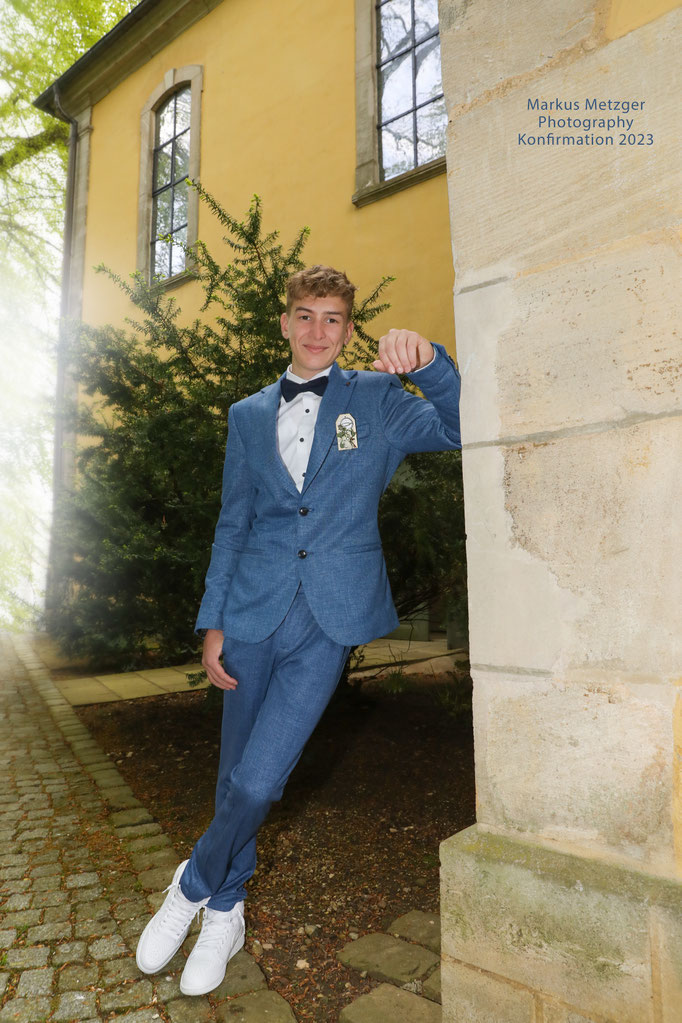 Konfirmation in Alfdorf, Stephanuskirche, gute Konfirmationsbilder, coole, jugendliche und neue Fotos, https://www.markus1.de, markus, metzger, fotograf für Konfirmationen, Junge an der Kirche lehnend 
