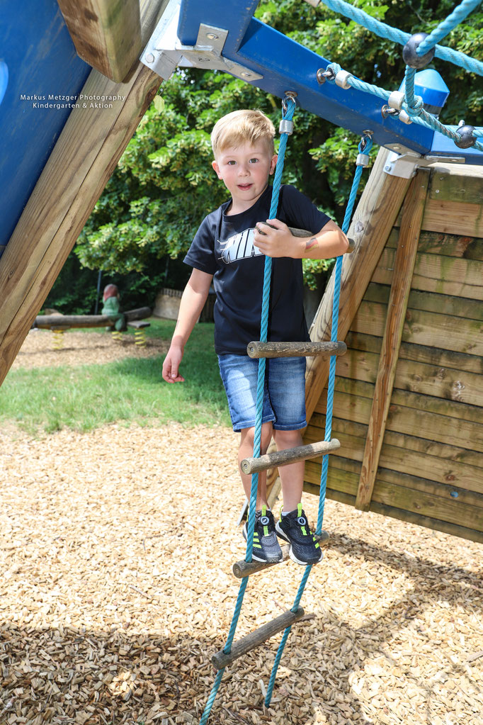 Klettergerüst, Kindergarten-Shooting im Kindergarten, Porträt in Aktion, Junge im Kindergarten, Fotograf im Rems-Murr-Kreis, Markus Metzger, https://www.markus1.de
