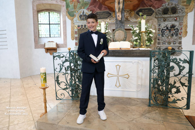 Konfirmation in 73553 Alfdorf, Foto Stephanuskirche in Alfdorf, Foto Konfirmand am Altar vor Kirche, https://www.markus1.de, markus, metzger, fotograf für konfirmationen