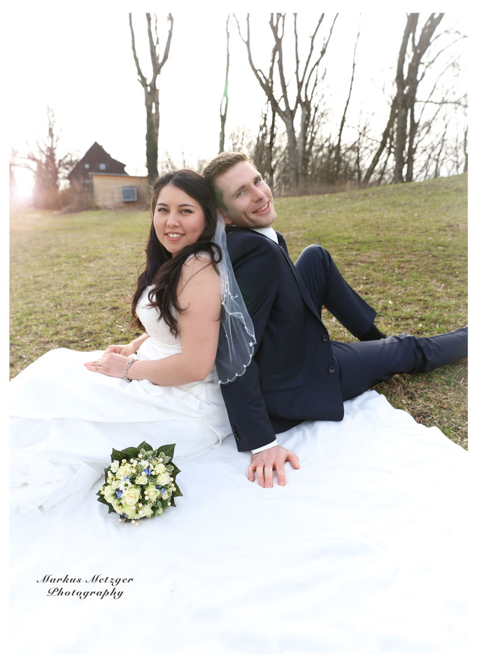 Hochzeit am Rechberg, 1 a Brautpaar aus Schwäbisch-Gmünd. Zu sehen: Foto der Hochzeit inklusive Brautpaar auf dem Hochzeitskleid sitzend, von Fotograf Markus Metzger aus dem Rems-Murr-Kreis, in Alfdorf. Homepage: https://www.markus1.de