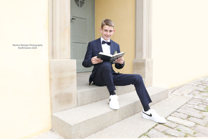 Konfirmation in Alfdorf, Welzheim, Kirchenbild, Konfirmand der vor Kirche sitzend, Markus Metzger Photography, https://www.markus1.de
