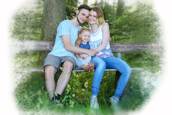 im rems-murr-kreis entstand dieses foto, ein familienshooting, sprich familienbild in der natur im frühling in der Nähe von welzheim, zwischen burgholz und mannholz, auf der homepage https://markus1.de zu sehen von fotograf markus metzger, fotograf aus al