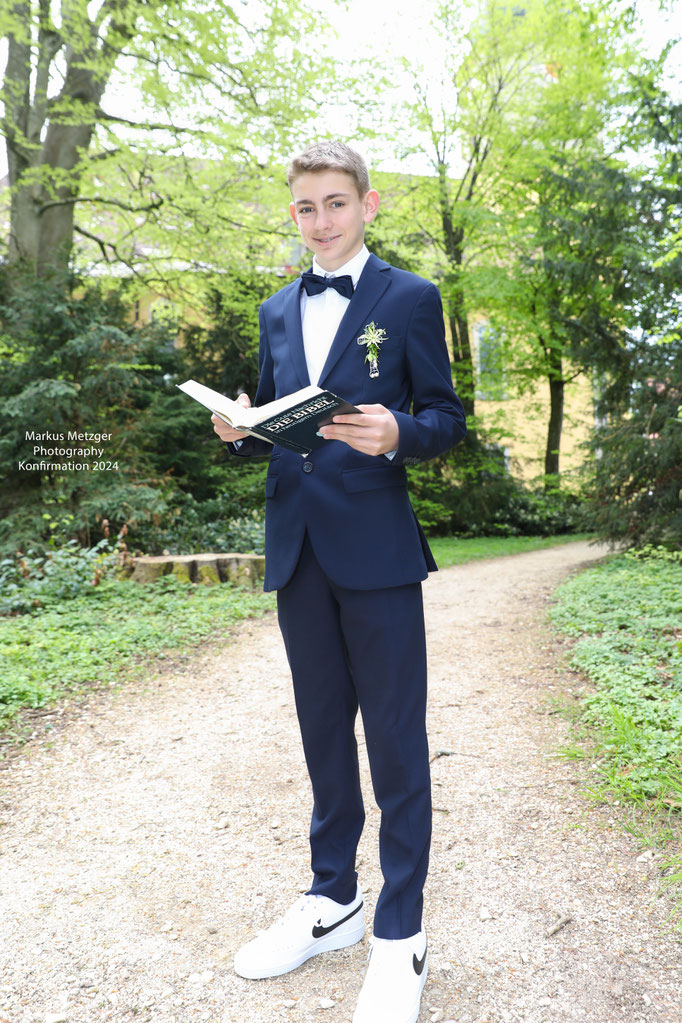 coole Konfirmationsbilder, Konfirmation in Alfdorf, Welzheim, Kirchenbild, Konfirmand (Junge) vor Kirche stehend, Markus Metzger Photography, https://www.markus1.de