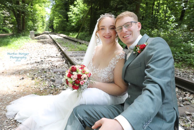 Welzheimer Brautpaar, Hochzeit, https://www.markus1.de, markus, metzger, fotograf, rems murr kreis, Hochzeitsfotograf, Brautpaar auf den Schienen sitzend 