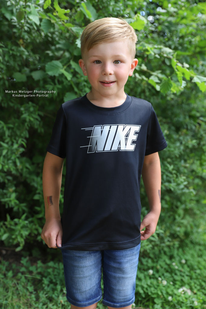 Kindergarten, Kinder Shooting im Kindergarten, Sommer, Porträt Junge im Kindergarten, Fotograf im Rems-Murr-Kreis, Markus Metzger, https://www.markus1.de
