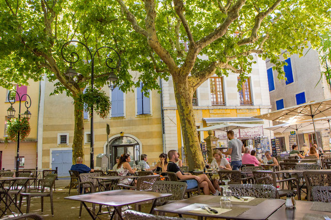 Manosque liegt zwischen den beiden Naturparks Luberon und Verdon am Fluss Durance.
