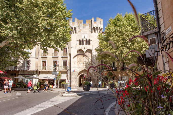 Das südliche Tor zur Altstadt ist die Porte Saunerie aus dem 14. Jahrhundert. Das Wort Saunerie soll aus dem Provenzalischen stammen und bedeutet "Schlachthof".