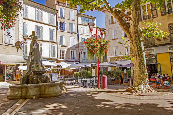 Charakteristisch für Manosque sind die zahlreichen kleinen hübschen Plätze mit Cafes und Restaurants.