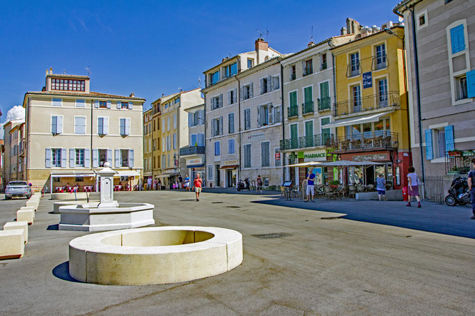 ...außerhalb der Altstadt: Ursprünglich hatte Manosque vier Stadttore. Erhalten ist noch die Porte Guillempierre im Westen.