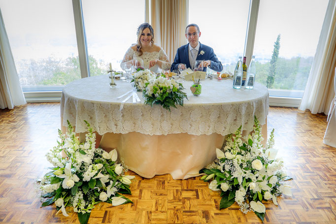 Brautpaar am dekorierten Tisch