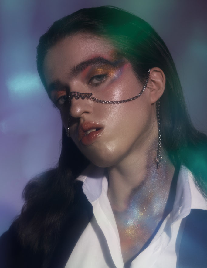 Beauty makeup glänzende haut kette über nase