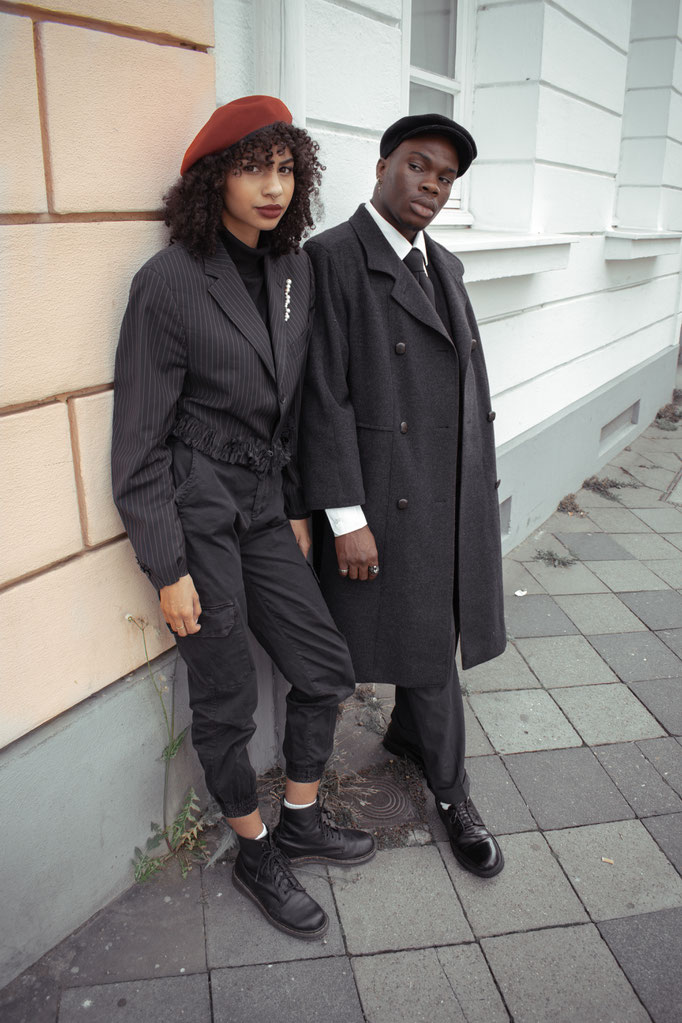 zwei Models auf der Straße