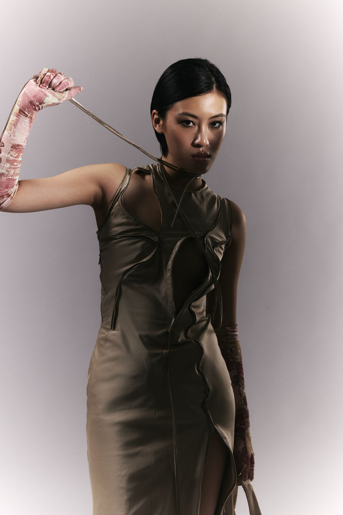 editorial photoshoot model silber kleid handtsche ketten
