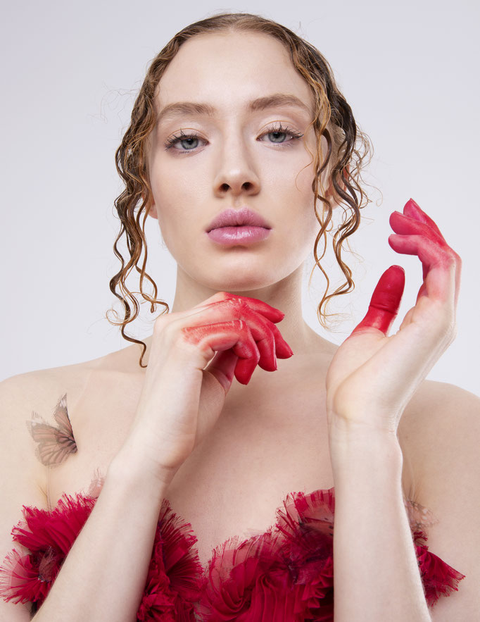 Model mit Wetlook in rotem Kleid 